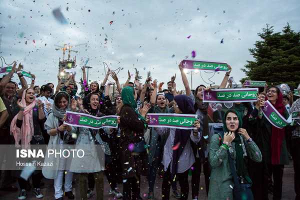 عکس‌ها | شادی خیابانی حامیان روحانی در تهران و دیگر شهرها