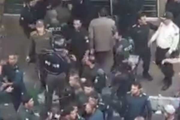 برخورد با مأموران خاطی پلیس در تجمع موسسه ثامن