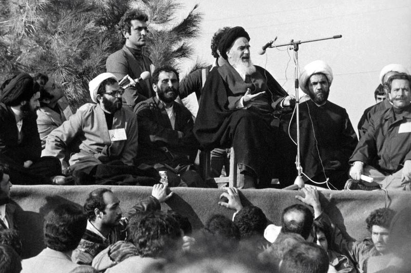 امام خمینی در بهشت زهرا در زمان انقلاب