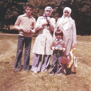 عکس خانواده‌ی دکتر بهشتی در آلمان منبع: کتاب «زندگي و زمانه ي آيت الله سيد محمد حسيني بهشتي»
