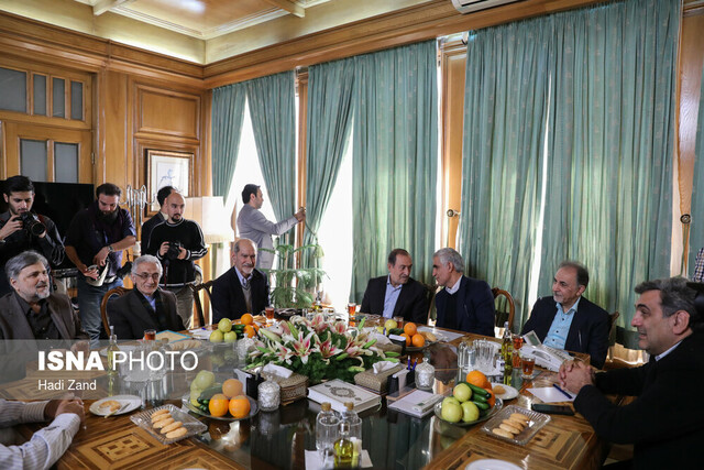 نشست پیروز حناچی با شهرداران تهران پس از انقلاب [+تصاویر]