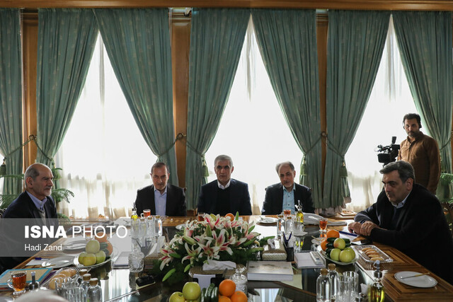 نشست پیروز حناچی با شهرداران تهران پس از انقلاب [+تصاویر]