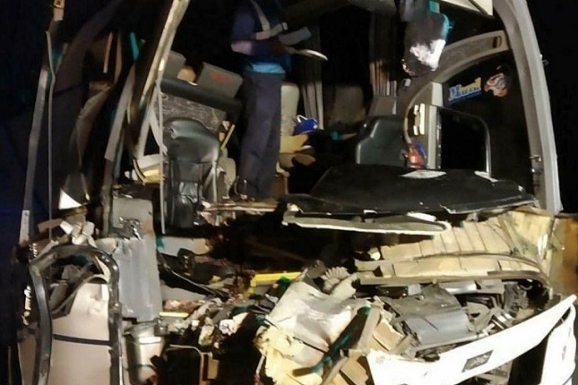 یک کشته و ۲۵ زخمی در تصادف اتوبوس با تریلی کاشان - قم