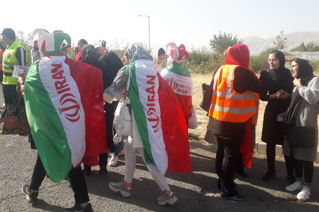 تصاویری از حضور زنان دو ساعت مانده به دیدار ایران - کامبوج