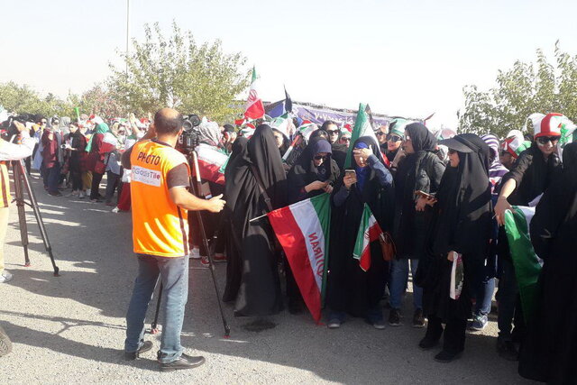 تصاویری از حضور زنان دو ساعت مانده به دیدار ایران - کامبوج