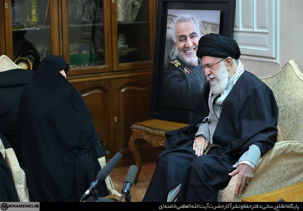 حضور رهبری در منزل شهید قاسم سلیمانی [+تصاویر]