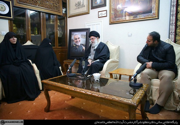 حضور رهبری در منزل شهید قاسم سلیمانی [+تصاویر]