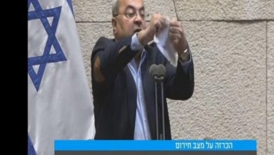 نماینده پارلمان اسرائیل طرح «معامله قرن» را پاره کرد