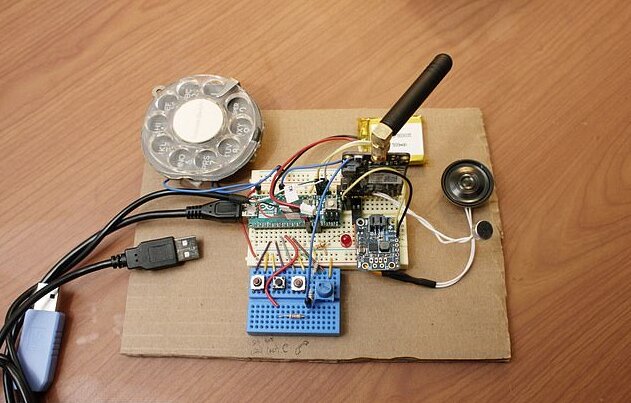 موبایل با شماره‌گیر چرخشی! [+عکس]