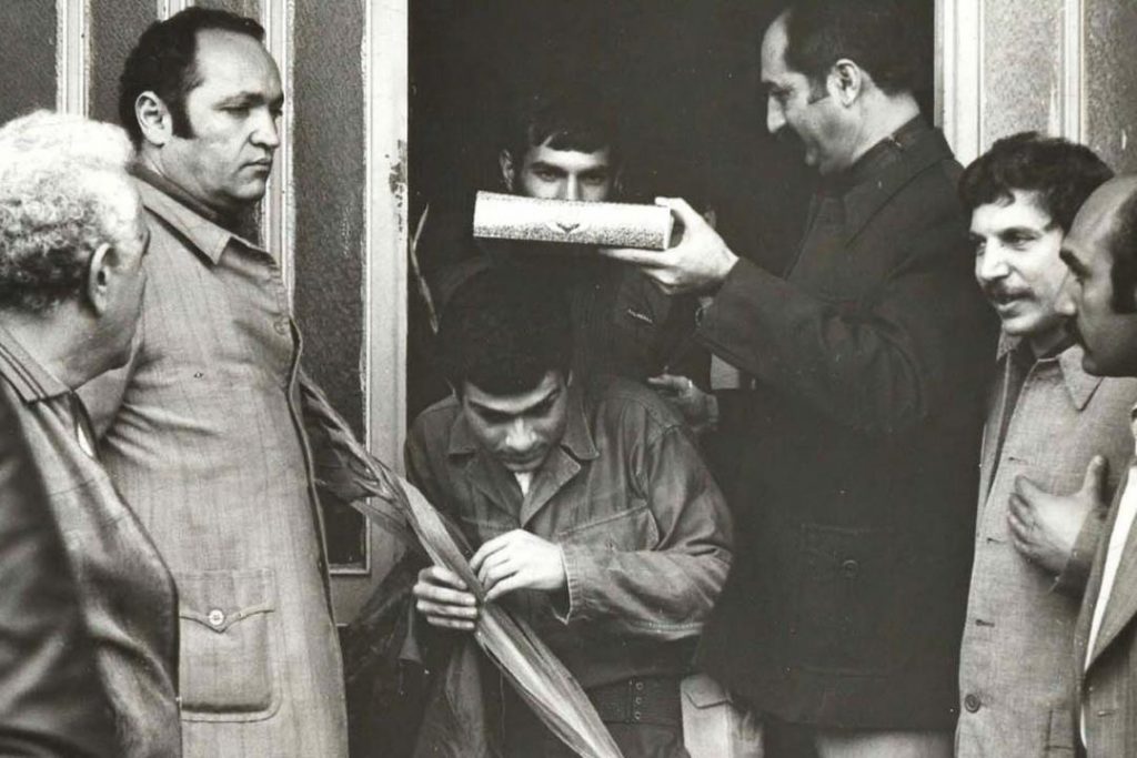 داریوش فروهر و خسرو سیف در بدرقهٔ وابستگان سازمان جوانان حزب ملت ایران به جبههٔ جنگ، پاییز ۱۳۵۹