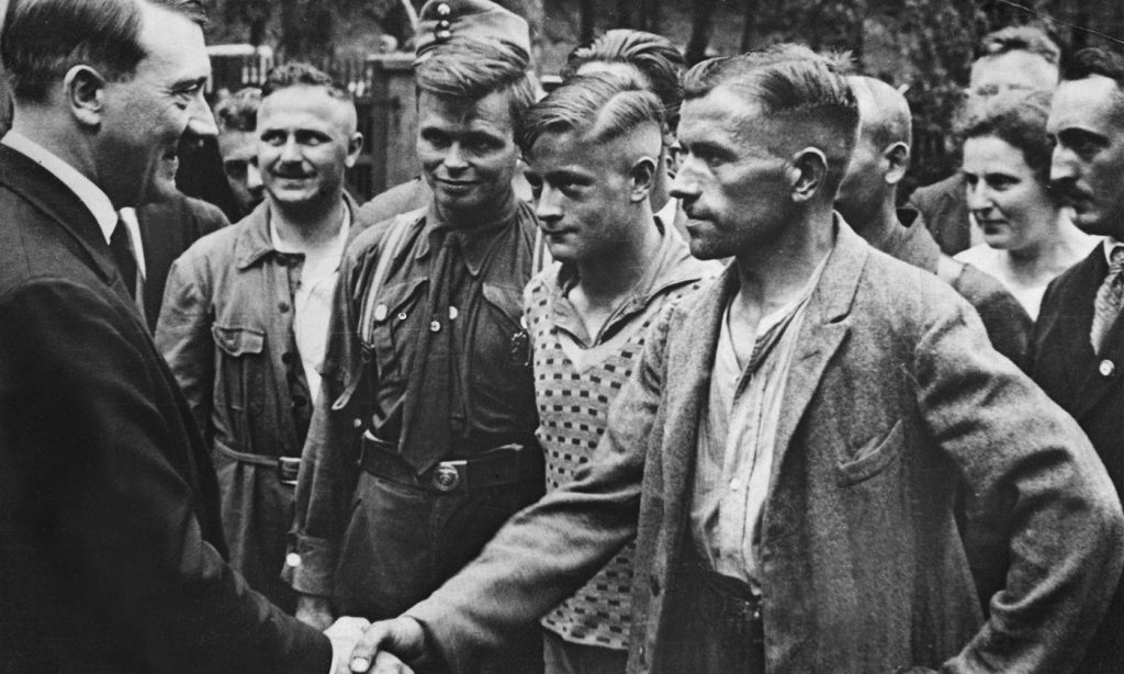 دیدار ادولف هیتلر از کارگران آلمانی در 1934 میلادی