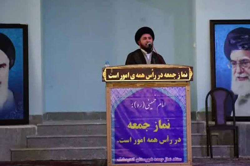 انتقاد یک امام جمعه به افراط در سفرهای استانی: کسی باید بچرخد که نمی‌داند مشکل مملکت چیست