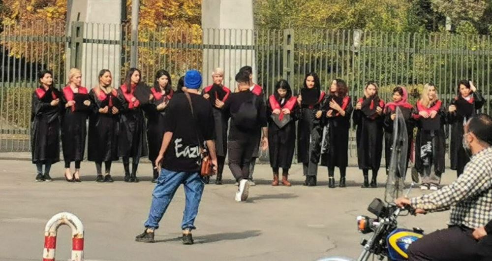عکس | کشف حجاب دست جمعی مقابل دانشگاه تهران [+ واکنش‌ها]