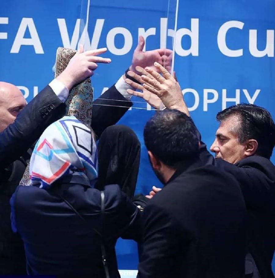 کاپ جام جهانی در ایران رونمایی شد ؛ بی نظمی عجیب و قهر نماینده فیفا!